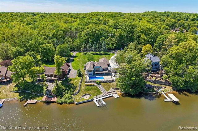 7050 Lake Shannon Court, Fenton, MI 48430