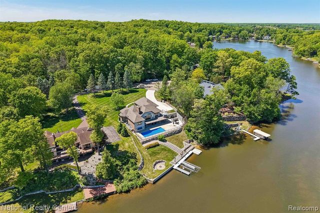 7050 Lake Shannon Court, Fenton, MI 48430