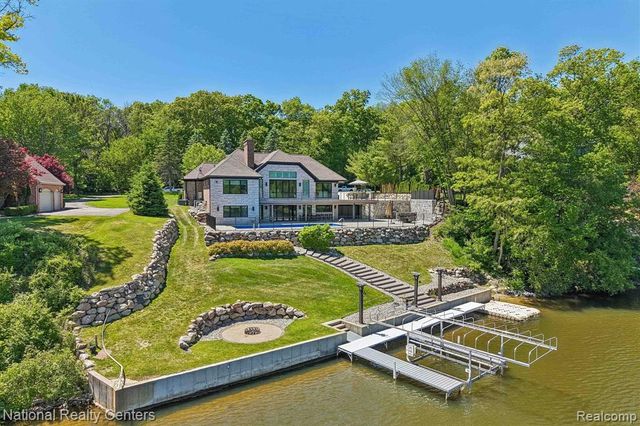 7050 Lake Shannon Court, Fenton, MI 48430