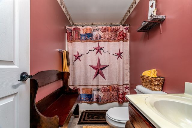 10 West Ave D, Webster, MA 01570