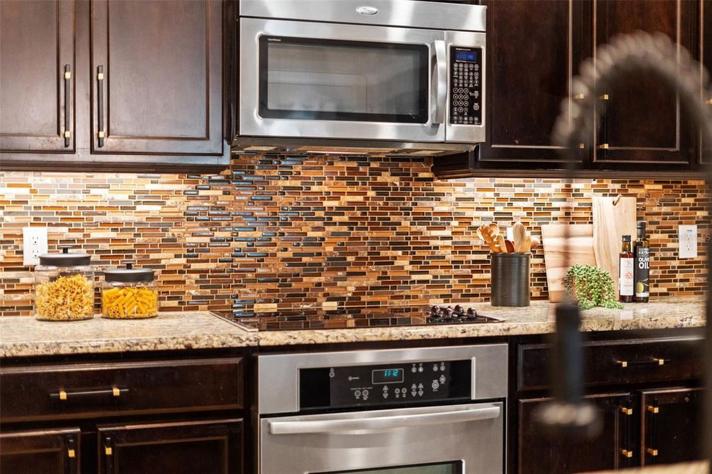 Image 14 of property listing at 8864 DELLA SCALA CIRCLE, Orlando, FL 32836