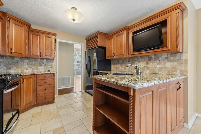 1215 River Oaks Drive, Benton, AR 72019