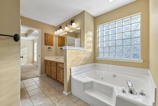 1215 River Oaks Drive, Benton, AR 72019