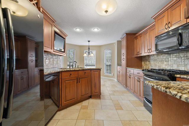 1215 River Oaks Drive, Benton, AR 72019