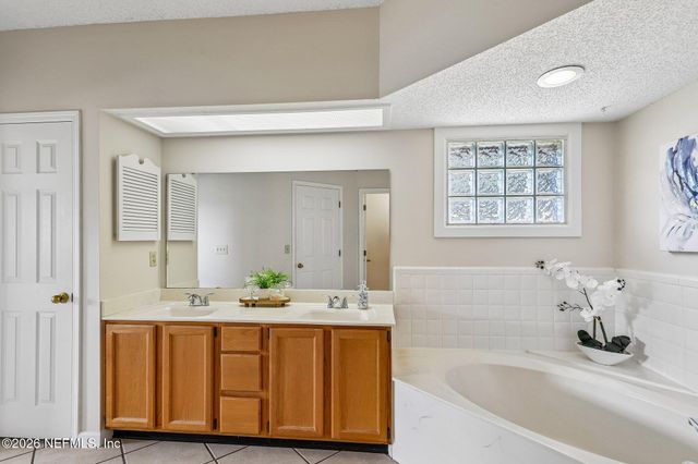 8869 COUNTRY BEND Circle, Jacksonville, FL 32244