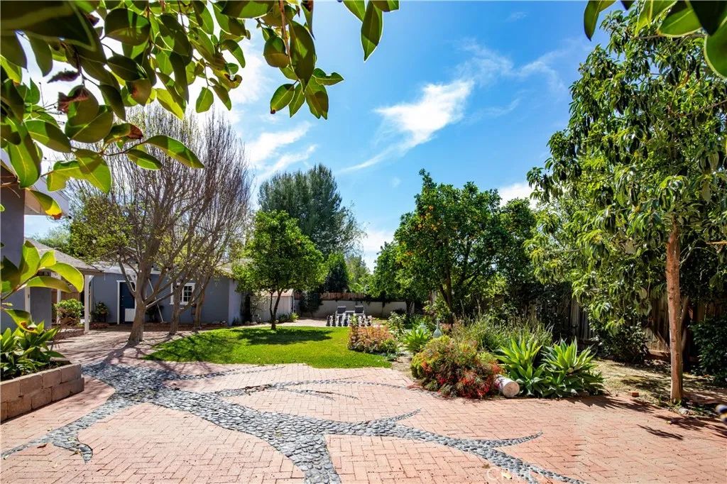 7447 Enfield, Reseda, CA 91335