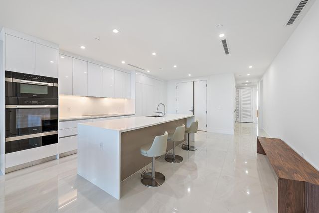 220 Lake Shore Drive 1008, Lake Park, FL 33403