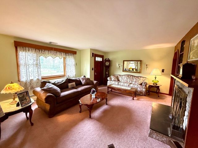81 Clinton Rd, Sterling, MA 01564
