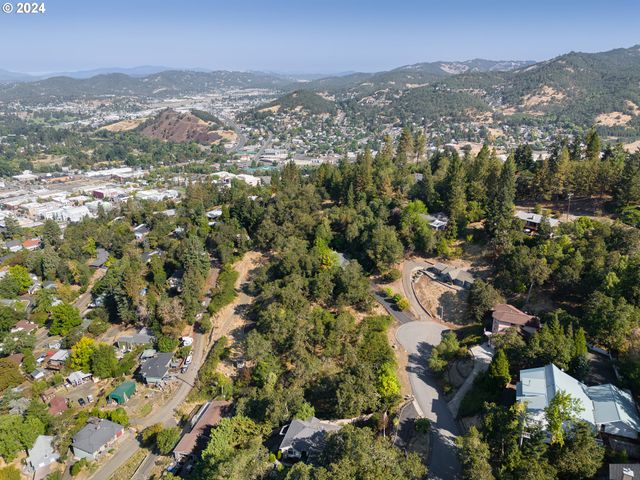 1393 Se LAUREL Ct, Roseburg, OR 97470