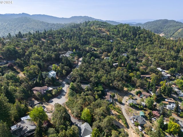 1393 Se LAUREL Ct, Roseburg, OR 97470