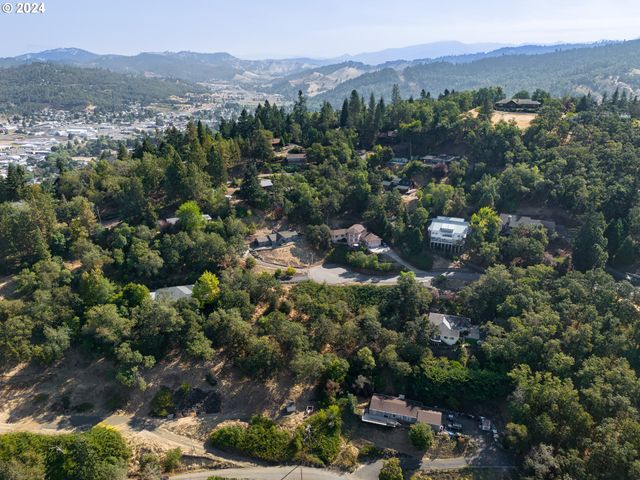 1393 Se LAUREL Ct, Roseburg, OR 97470