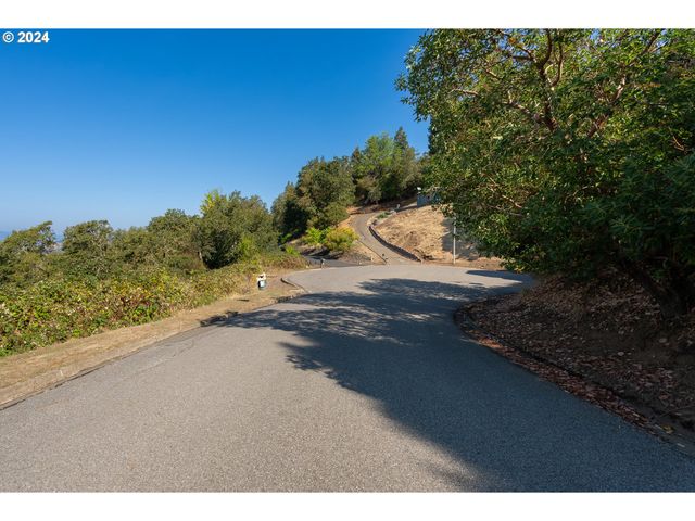1393 Se LAUREL Ct, Roseburg, OR 97470
