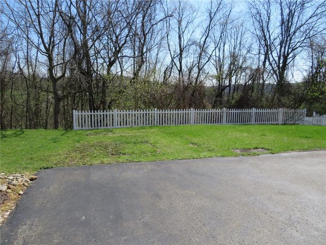 392 Pine Ridge Dr, Peters Twp, PA 15367
