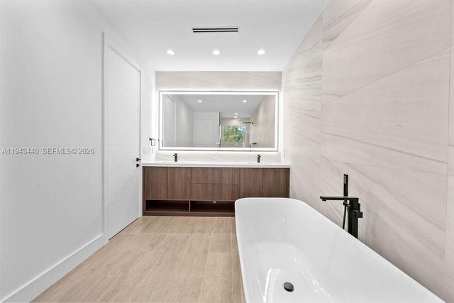 1122 NE 10th Ave, Fort Lauderdale, FL 33304