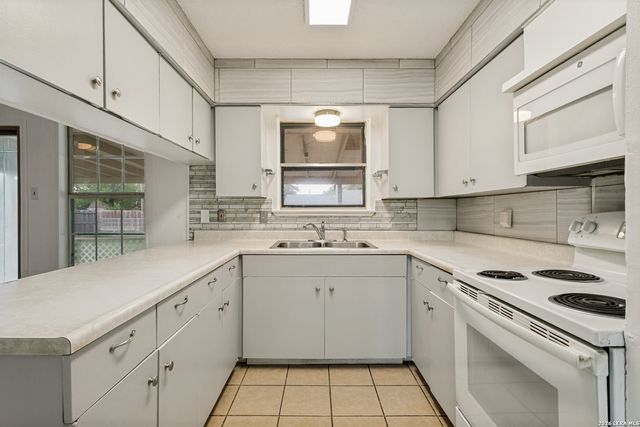 207 BALBOA DR, Universal City, TX 78148