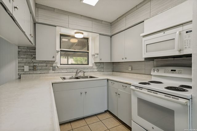 207 BALBOA DR, Universal City, TX 78148