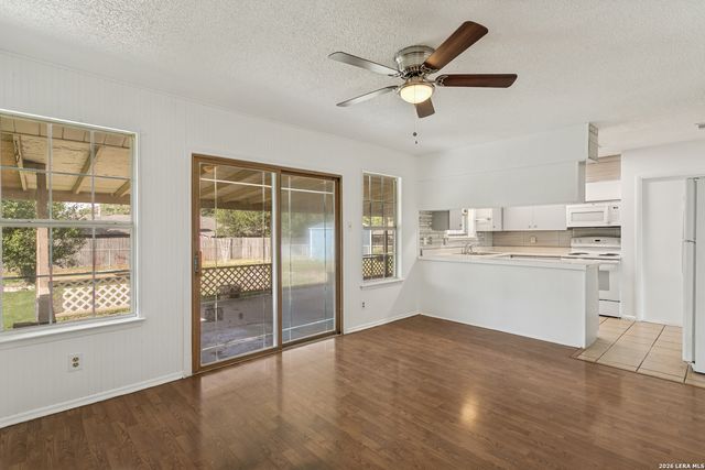 207 BALBOA DR, Universal City, TX 78148