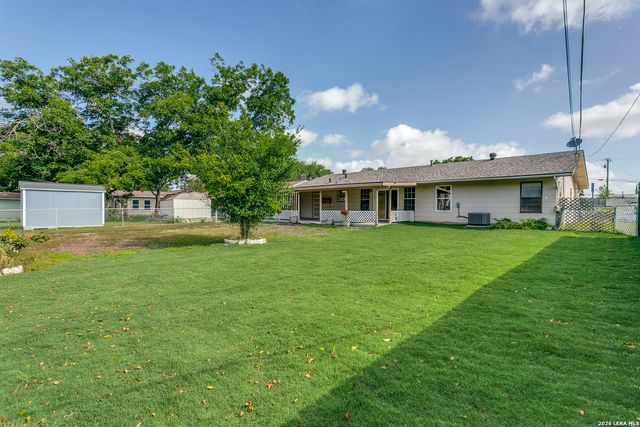 207 BALBOA DR, Universal City, TX 78148
