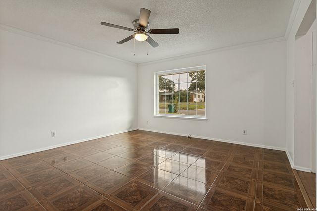 207 BALBOA DR, Universal City, TX 78148