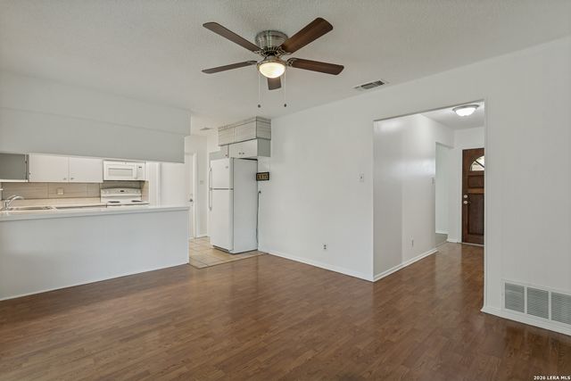 207 BALBOA DR, Universal City, TX 78148