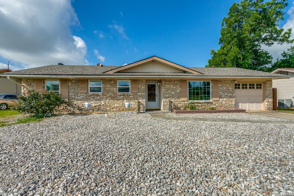 207 BALBOA DR, Universal City, TX 78148