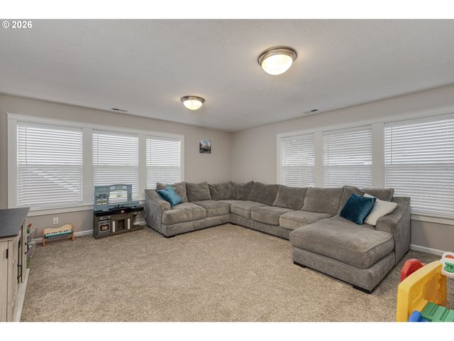 4889 WHITEWATER St, Salem, OR 97305