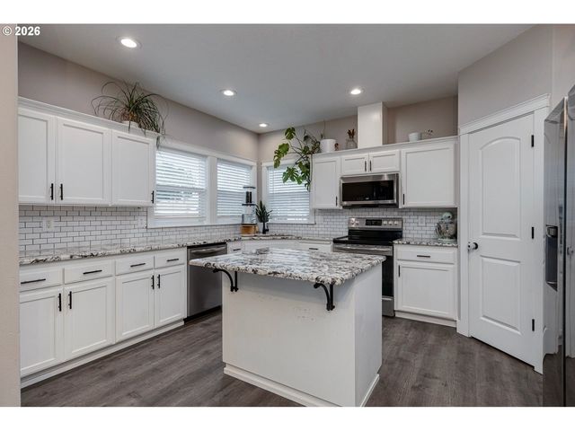 4889 WHITEWATER St, Salem, OR 97305