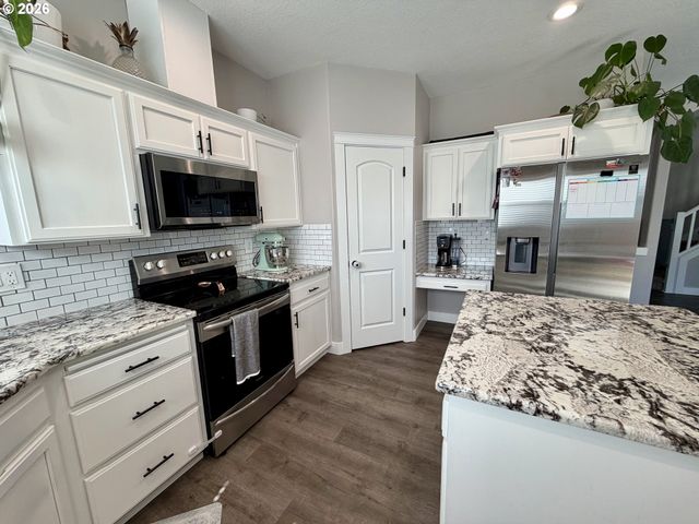 4889 WHITEWATER St, Salem, OR 97305