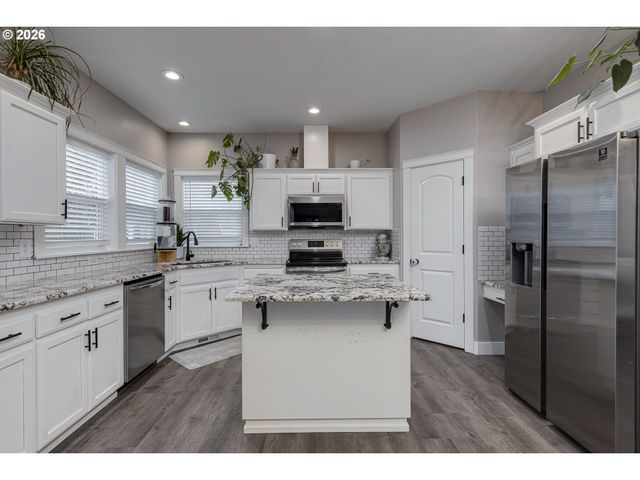 4889 WHITEWATER St, Salem, OR 97305