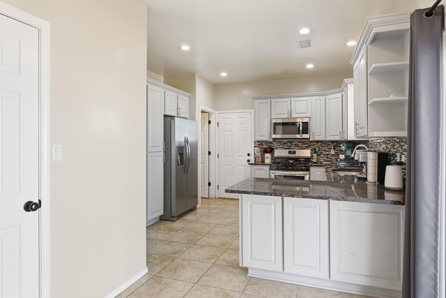 705 6th Street NE, Rio Rancho, NM 87124
