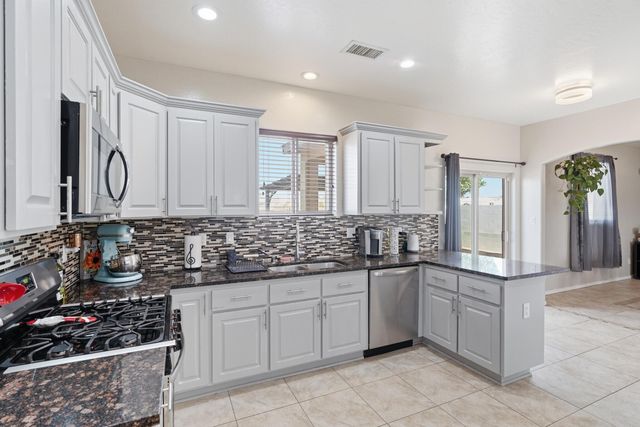 705 6th Street NE, Rio Rancho, NM 87124