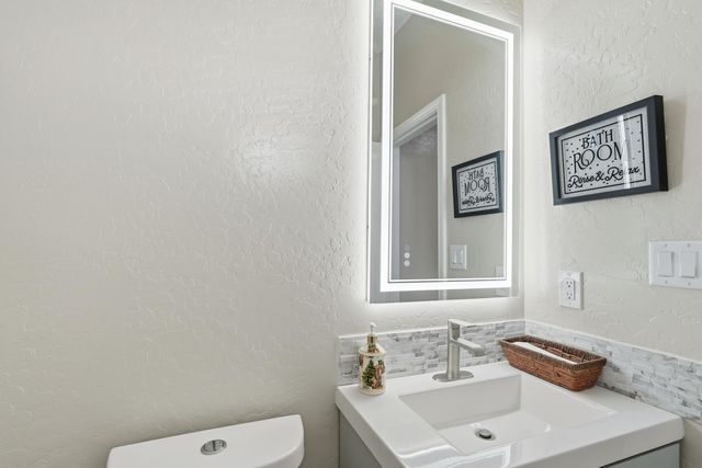705 6th Street NE, Rio Rancho, NM 87124