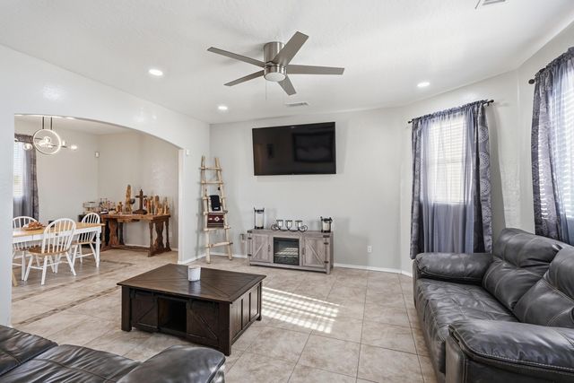 705 6th Street NE, Rio Rancho, NM 87124