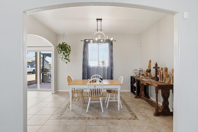 705 6th Street NE, Rio Rancho, NM 87124