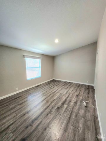 258 Mary Kay Ln, Bakersfield, CA 93308