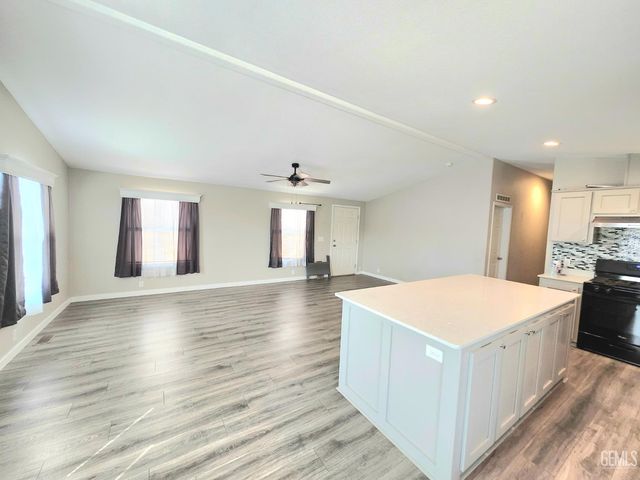 258 Mary Kay Ln, Bakersfield, CA 93308