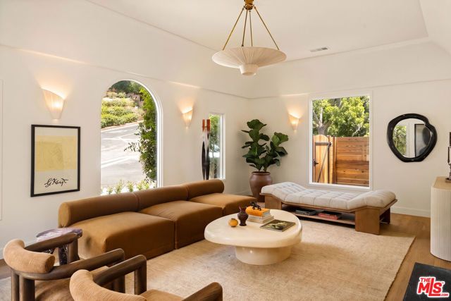 3141 E La Suvida Drive, Los Angeles, CA 90068