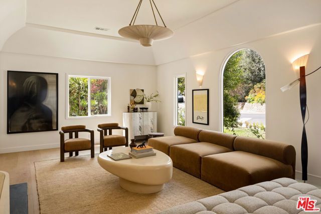 3141 E La Suvida Drive, Los Angeles, CA 90068