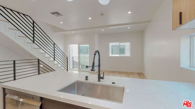 16012 Cantlay Street A, Van Nuys (los Angeles), CA 91406