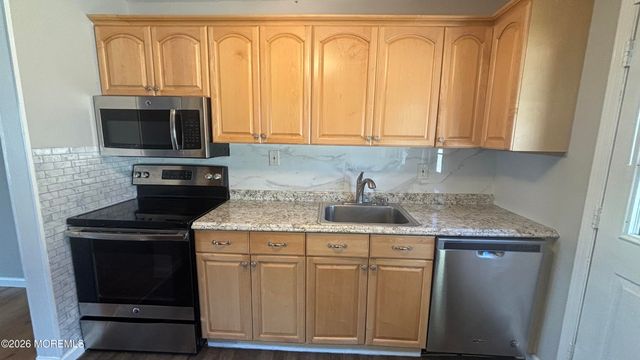 41 Village Green Way, Hazlet, NJ 07730