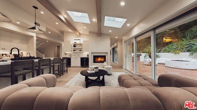 1507 N Bundy Drive, Los Angeles, CA 90049