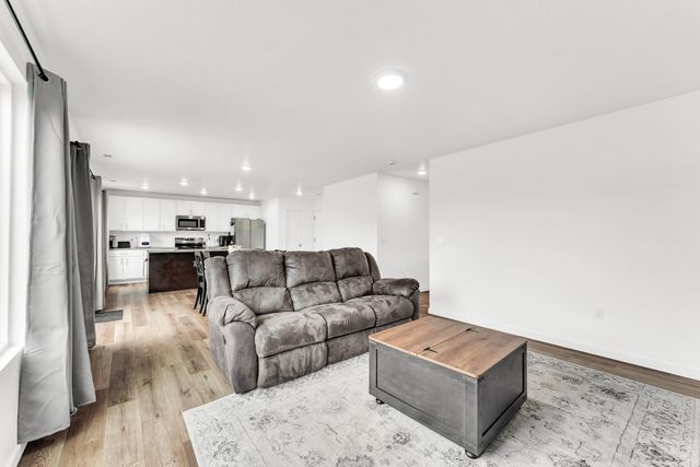 3905 E Linden Lane, Brookline, MO 65619