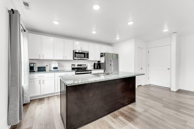 3905 E Linden Lane, Brookline, MO 65619