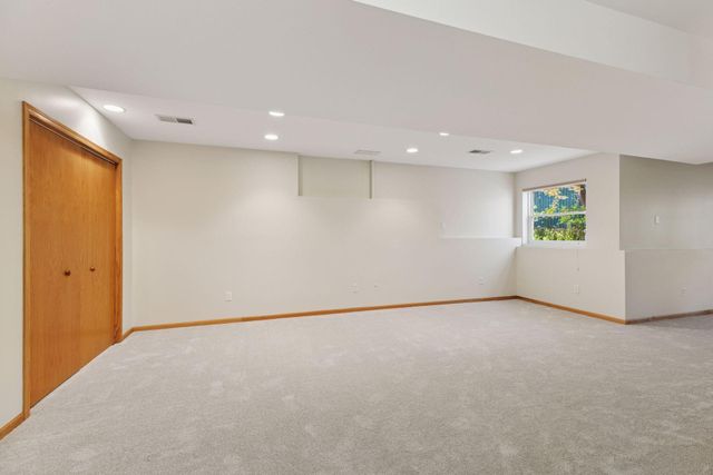 2137 Albemarle Court N, Roseville, MN 55113