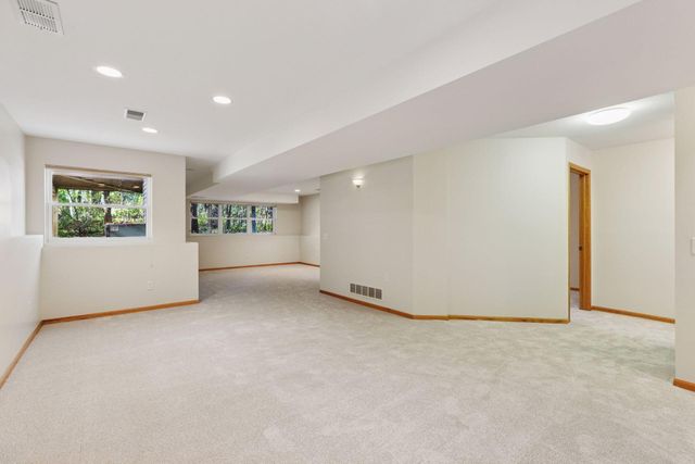 2137 Albemarle Court N, Roseville, MN 55113