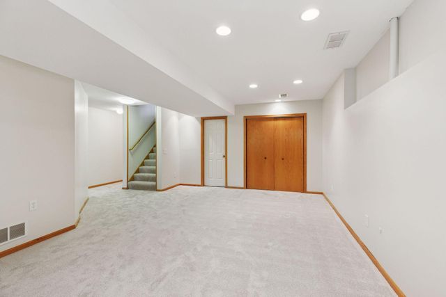 2137 Albemarle Court N, Roseville, MN 55113