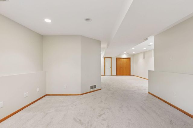 2137 Albemarle Court N, Roseville, MN 55113