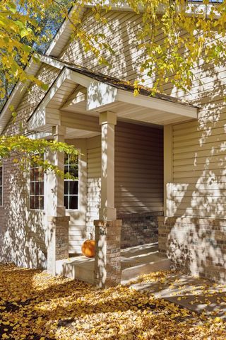 2137 Albemarle Court N, Roseville, MN 55113