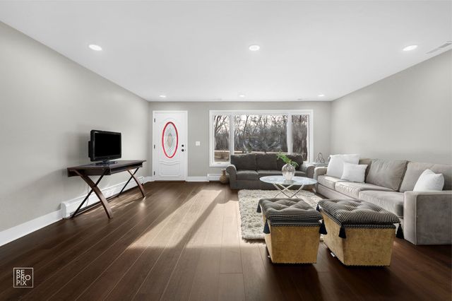 2072 Palatine Road, Inverness, IL 60067