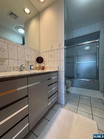 521 Weart Avenue, Lyndhurst, NJ 07071